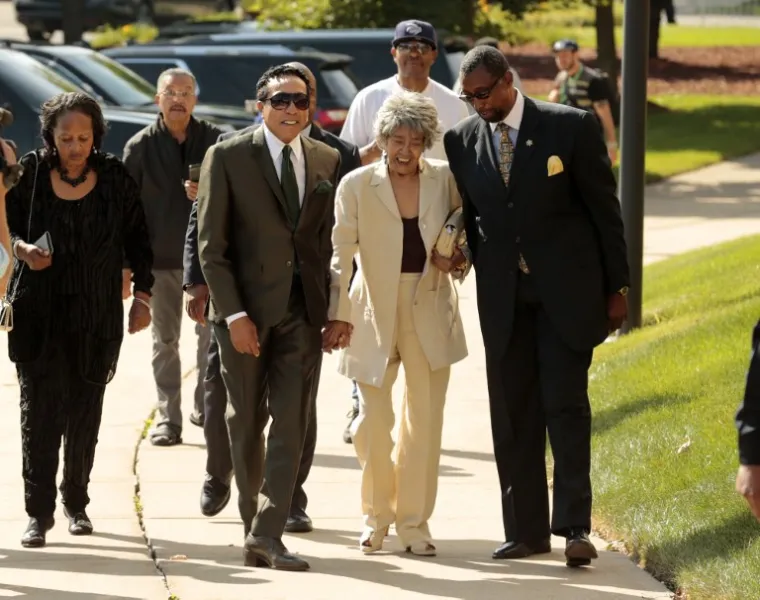Pjevač Motowna Smokey Robinson stiže na pogreb Arethe Franklin u crkvu Greater Grace Temple