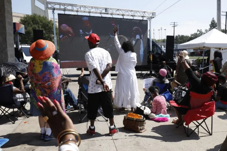 Fanovi soul ikone Arethe Franklin promatraju pogreb pjevačice na divovskom ekranu pred crkvom Greater Grace Temple i Detroitu