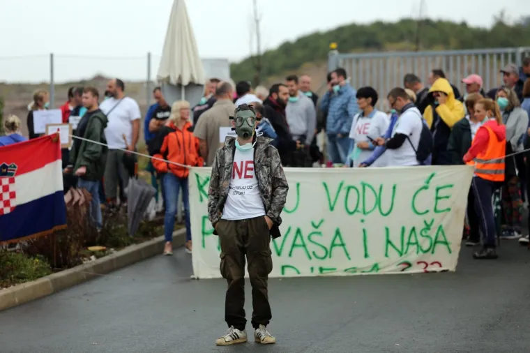 Udruga Krizni eko stožer Marišćina i građani Općine Viškovo, a najviše mještani Marčelja blokirali su u subotu ujutro ulaz u centralnu zonu županijskog centra za gospodarenje otpadom Marišćina, kako bi upozorili da im je njegov rad narušio kvalitetu života, ali i zdravlje.