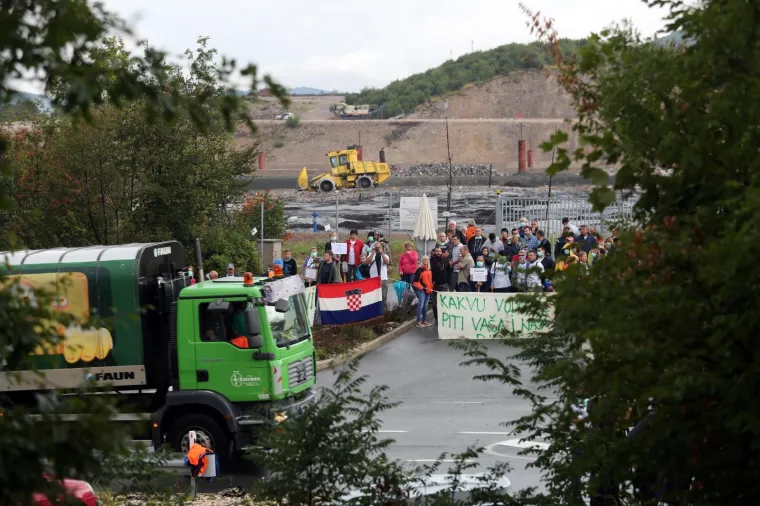Udruga Krizni eko stožer Marišćina i građani Općine Viškovo, a najviše mještani Marčelja blokirali su u subotu ujutro ulaz u centralnu zonu županijskog centra za gospodarenje otpadom Marišćina, kako bi upozorili da im je njegov rad narušio kvalitetu života, ali i zdravlje.