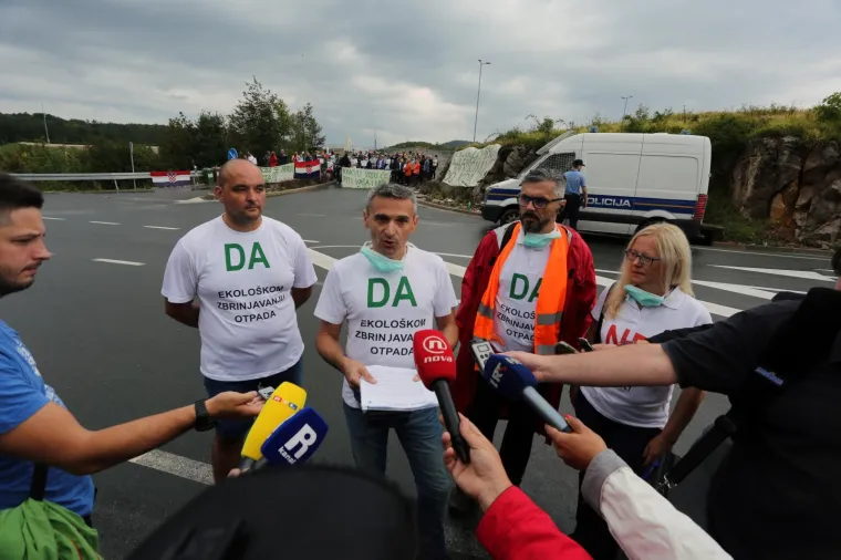 Udruga Krizni eko stožer Marišćina i građani Općine Viškovo, a najviše mještani Marčelja blokirali su u subotu ujutro ulaz u centralnu zonu županijskog centra za gospodarenje otpadom Marišćina, kako bi upozorili da im je njegov rad narušio kvalitetu života, ali i zdravlje.