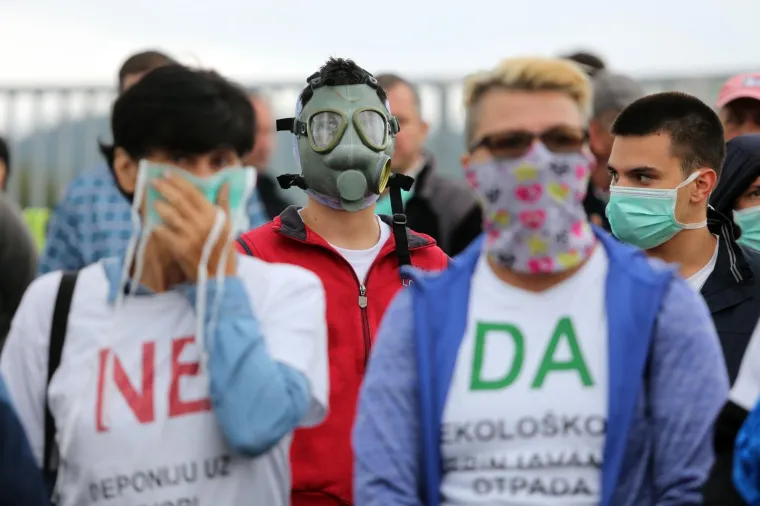 Udruga Krizni eko stožer Marišćina i građani Općine Viškovo, a najviše mještani Marčelja blokirali su u subotu ujutro ulaz u centralnu zonu županijskog centra za gospodarenje otpadom Marišćina, kako bi upozorili da im je njegov rad narušio kvalitetu života, ali i zdravlje.