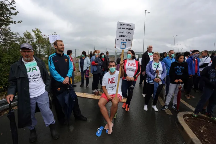 Udruga Krizni eko stožer Marišćina i građani Općine Viškovo, a najviše mještani Marčelja blokirali su u subotu ujutro ulaz u centralnu zonu županijskog centra za gospodarenje otpadom Marišćina, kako bi upozorili da im je njegov rad narušio kvalitetu života, ali i zdravlje.