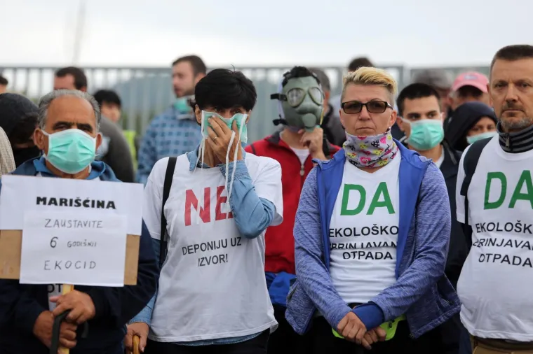 Udruga Krizni eko stožer Mari&scaron;ćina i građani Općine Vi&scaron;kovo, a najvi&scaron;e mje&scaron;tani Marčelja blokirali su u subotu ujutro ulaz u centralnu zonu županijskog centra za gospodarenje otpadom Mari&scaron;ćina, kako bi upozorili da im je njegov rad naru&scaron;io kvalitetu života, ali i zdravlje.