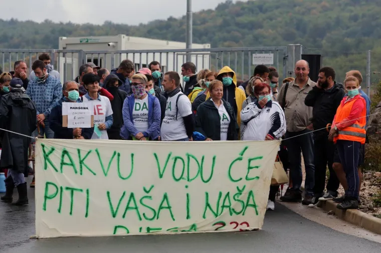 Udruga Krizni eko stožer Mari&scaron;ćina i građani Općine Vi&scaron;kovo, a najvi&scaron;e mje&scaron;tani Marčelja blokirali su u subotu ujutro ulaz u centralnu zonu županijskog centra za gospodarenje otpadom Mari&scaron;ćina, kako bi upozorili da im je njegov rad naru&scaron;io kvalitetu života, ali i zdravlje.