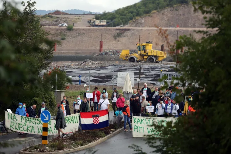 Udruga Krizni eko stožer Mari&scaron;ćina i građani Općine Vi&scaron;kovo, a najvi&scaron;e mje&scaron;tani Marčelja blokirali su u subotu ujutro ulaz u centralnu zonu županijskog centra za gospodarenje otpadom Mari&scaron;ćina, kako bi upozorili da im je njegov rad naru&scaron;io kvalitetu života, ali i zdravlje.
