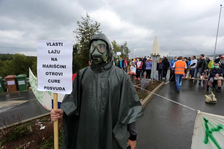 Udruga Krizni eko stožer Mari&scaron;ćina i građani Općine Vi&scaron;kovo, a najvi&scaron;e mje&scaron;tani Marčelja blokirali su u subotu ujutro ulaz u centralnu zonu županijskog centra za gospodarenje otpadom Mari&scaron;ćina, kako bi upozorili da im je njegov rad naru&scaron;io kvalitetu života, ali i zdravlje.