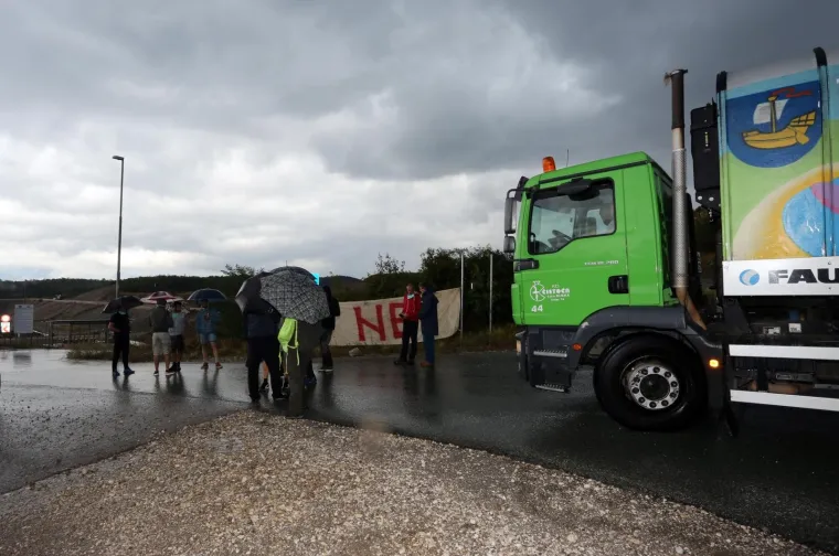 Udruga Krizni eko stožer Mari&scaron;ćina i građani Općine Vi&scaron;kovo, a najvi&scaron;e mje&scaron;tani Marčelja blokirali su u subotu ujutro ulaz u centralnu zonu županijskog centra za gospodarenje otpadom Mari&scaron;ćina, kako bi upozorili da im je njegov rad naru&scaron;io kvalitetu života, ali i zdravlje.