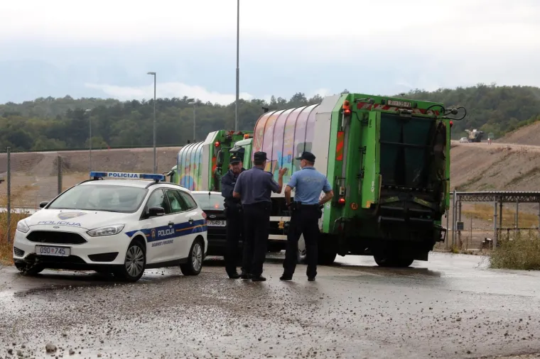 Udruga Krizni eko stožer Mari&scaron;ćina i građani Općine Vi&scaron;kovo, a najvi&scaron;e mje&scaron;tani Marčelja blokirali su u subotu ujutro ulaz u centralnu zonu županijskog centra za gospodarenje otpadom Mari&scaron;ćina, kako bi upozorili da im je njegov rad naru&scaron;io kvalitetu života, ali i zdravlje.