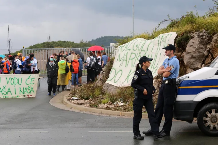 Udruga Krizni eko stožer Mari&scaron;ćina i građani Općine Vi&scaron;kovo, a najvi&scaron;e mje&scaron;tani Marčelja blokirali su u subotu ujutro ulaz u centralnu zonu županijskog centra za gospodarenje otpadom Mari&scaron;ćina, kako bi upozorili da im je njegov rad naru&scaron;io kvalitetu života, ali i zdravlje.