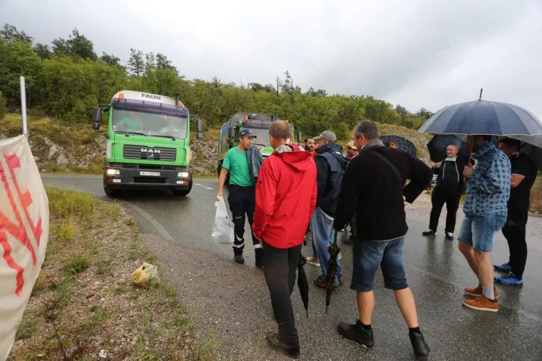 Udruga Krizni eko stožer Mari&scaron;ćina i građani Općine Vi&scaron;kovo, a najvi&scaron;e mje&scaron;tani Marčelja blokirali su u subotu ujutro ulaz u centralnu zonu županijskog centra za gospodarenje otpadom Mari&scaron;ćina, kako bi upozorili da im je njegov rad naru&scaron;io kvalitetu života, ali i zdravlje.