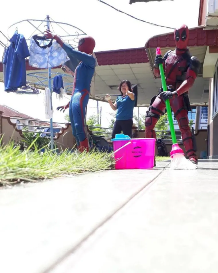 DEADPOOL MU PERE TERASU, A SPIDERMAN VE&Scaron;: Fotograf se poigrao Marvelovim junacima, žena nije ba&scaron; sretna Crnom udovicom