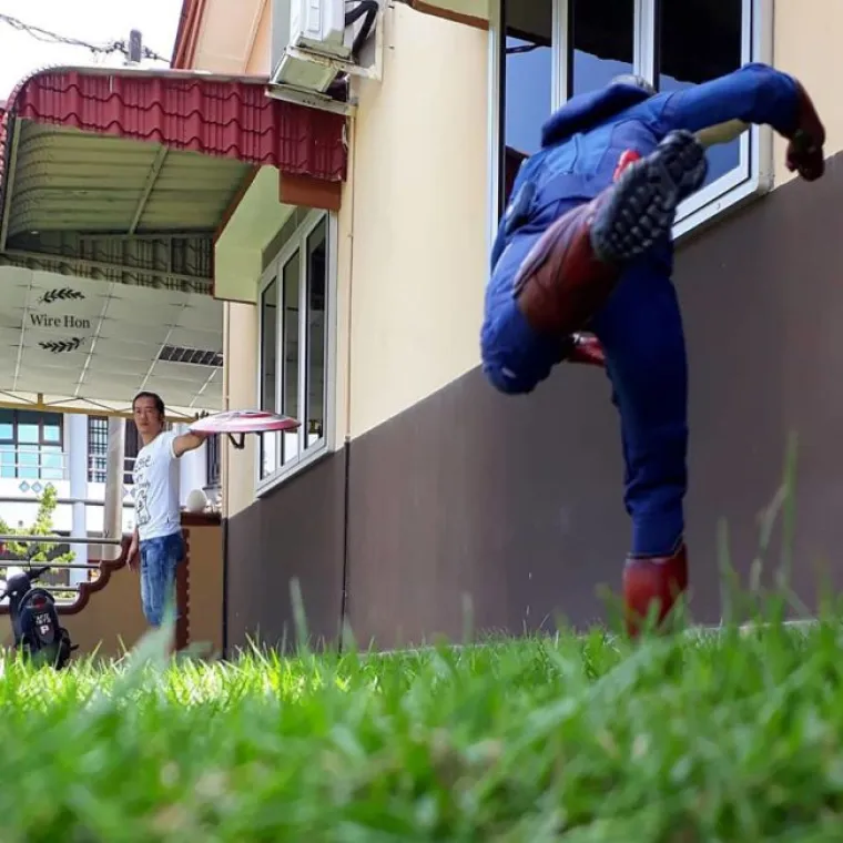 DEADPOOL MU PERE TERASU, A SPIDERMAN VE&Scaron;: Fotograf se poigrao Marvelovim junacima, žena nije ba&scaron; sretna Crnom udovicom