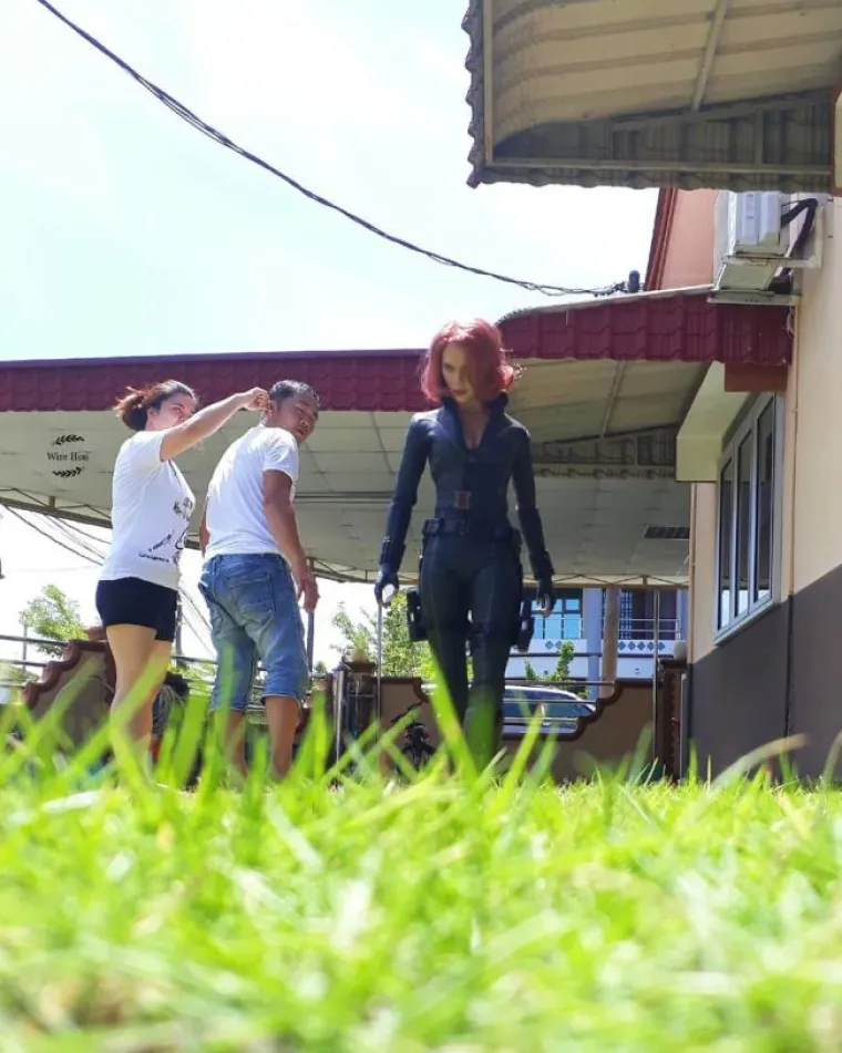 DEADPOOL MU PERE TERASU, A SPIDERMAN VE&Scaron;: Fotograf se poigrao Marvelovim junacima, žena nije ba&scaron; sretna Crnom udovicom