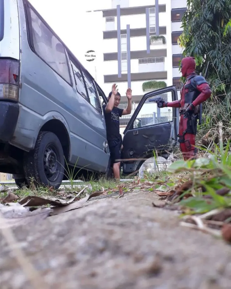 DEADPOOL MU PERE TERASU, A SPIDERMAN VE&Scaron;: Fotograf se poigrao Marvelovim junacima, žena nije ba&scaron; sretna Crnom udovicom