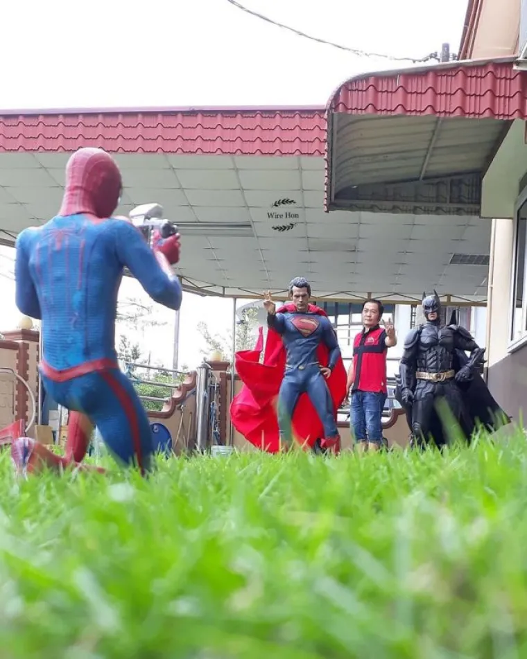 DEADPOOL MU PERE TERASU, A SPIDERMAN VE&Scaron;: Fotograf se poigrao Marvelovim junacima, žena nije ba&scaron; sretna Crnom udovicom