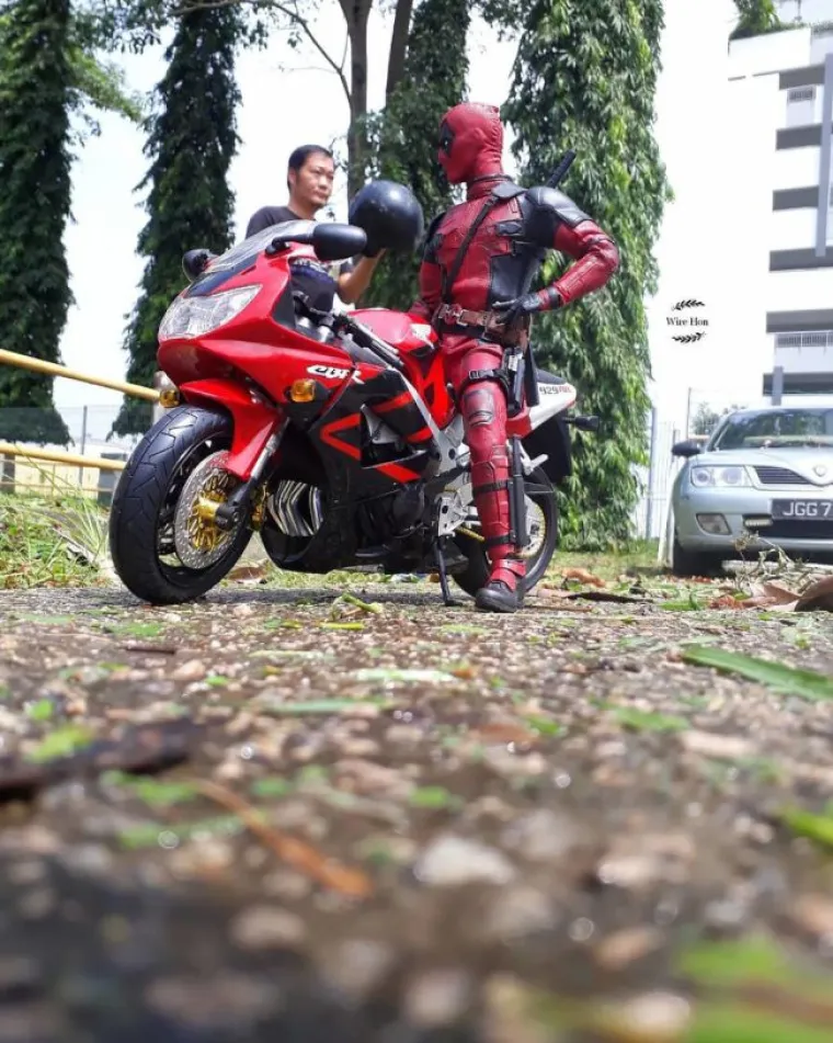 DEADPOOL MU PERE TERASU, A SPIDERMAN VE&Scaron;: Fotograf se poigrao Marvelovim junacima, žena nije ba&scaron; sretna Crnom udovicom