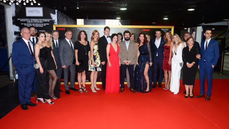 RTL je sinoć na svečanoj premijeri u zagrebačkom Kaptol Boutique Cinema predstavio svoju novu dramsku seriju "Pogrešan čovjek", koja tijekom rujna kreće s emitiranjem na malim ekranima. Na crvenom tepihu mogla su se vidjeti brojna poznata lica iz cijele regije. Bili su ondje glavni protagonisti, autori priče Milo de Grisogono i Jelena Veljača, koja je posebno zablistala u elegantnom bijelom kombinezonu s odvažnim dekolteom do pupka. Pored Bojane Gregorić Vejzović, Ivane Roščić, Arete Ćurković i Damira Janeša, ovoj specijalnoj kinopremijeri prisustvovale su legende kinematografije bivše Jugoslavije poput Gorice Popović, Marka Nikolića, Branislava Lečića i Dare Džokić, koji također glume u “Pogrešnom čovjeku”.