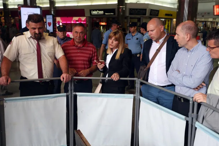 Radnici poku&scaron;avaju popraviti stepenice uz probleme sa za&scaron;titarima