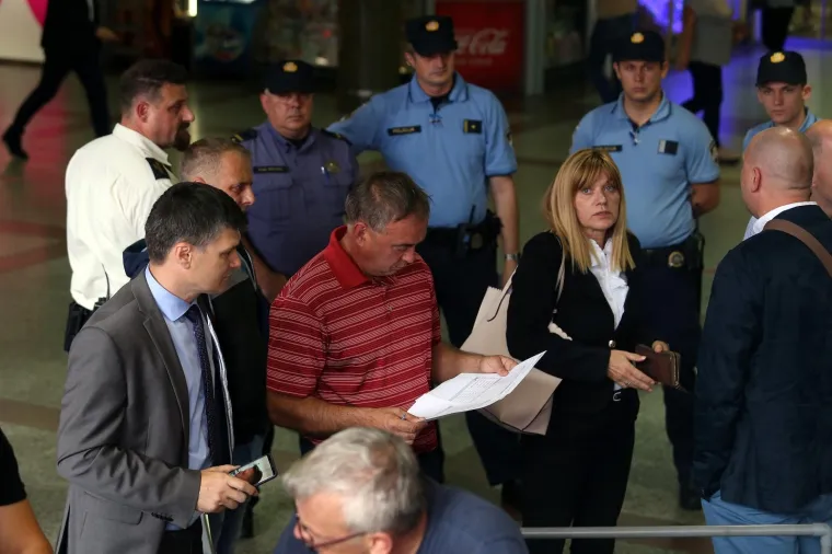 Radnici poku&scaron;avaju popraviti stepenice uz probleme sa za&scaron;titarima