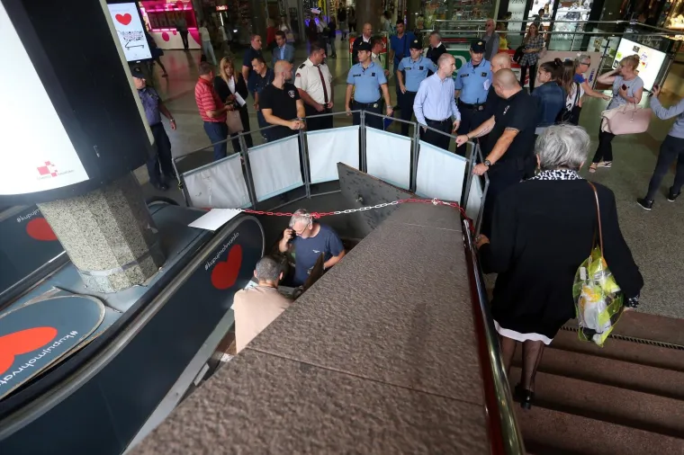 Radnici poku&scaron;avaju popraviti stepenice uz probleme sa za&scaron;titarima