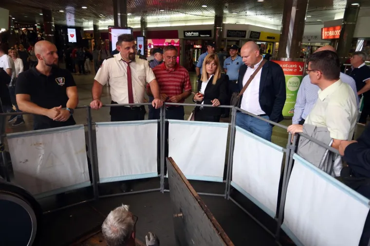 Radnici poku&scaron;avaju popraviti stepenice uz probleme sa za&scaron;titarima