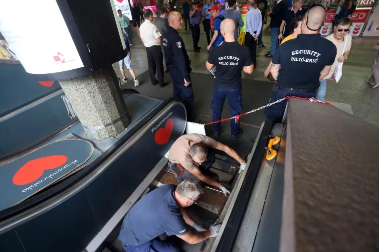 Radnici poku&scaron;avaju popraviti stepenice uz probleme sa za&scaron;titarima