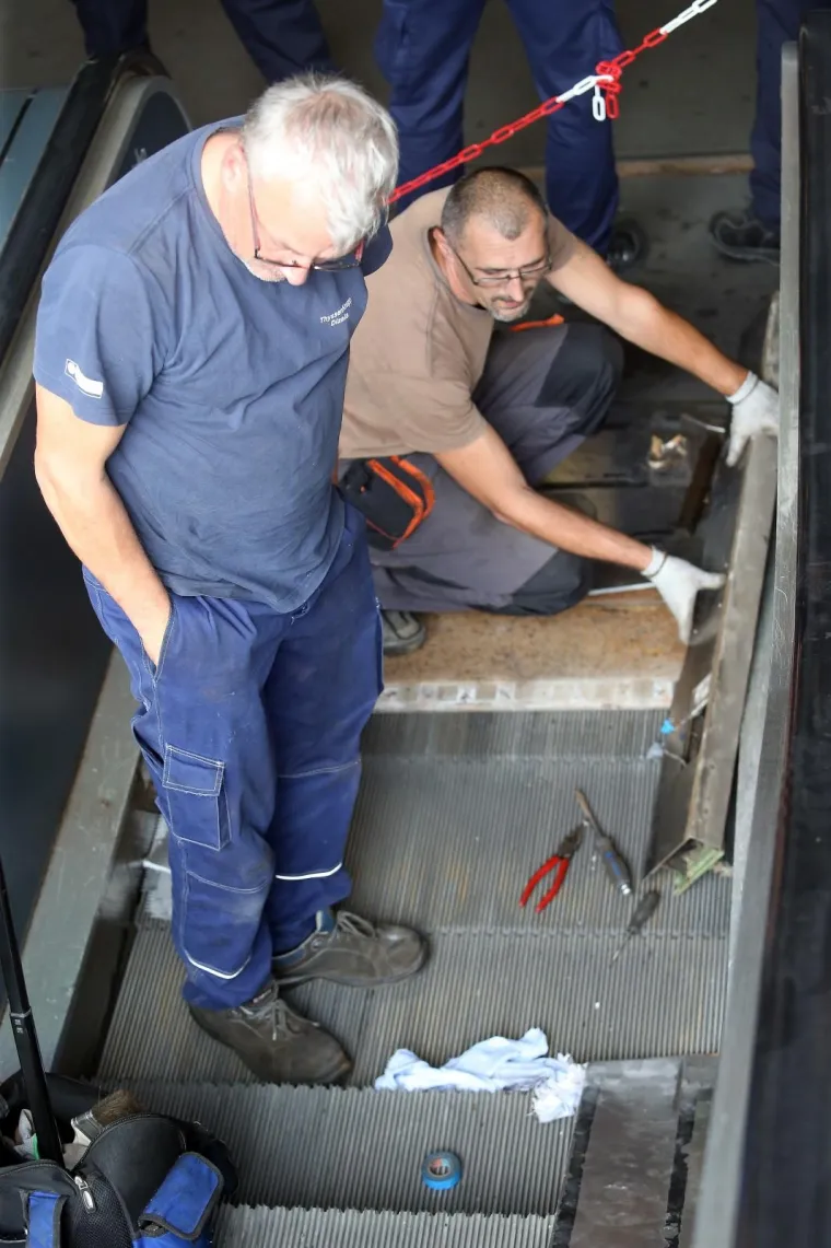 Radnici poku&scaron;avaju popraviti stepenice uz probleme sa za&scaron;titarima