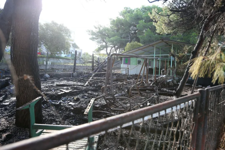 Zbog udara groma u auto kampu izgorjela kamp kućica i borovi oko nje