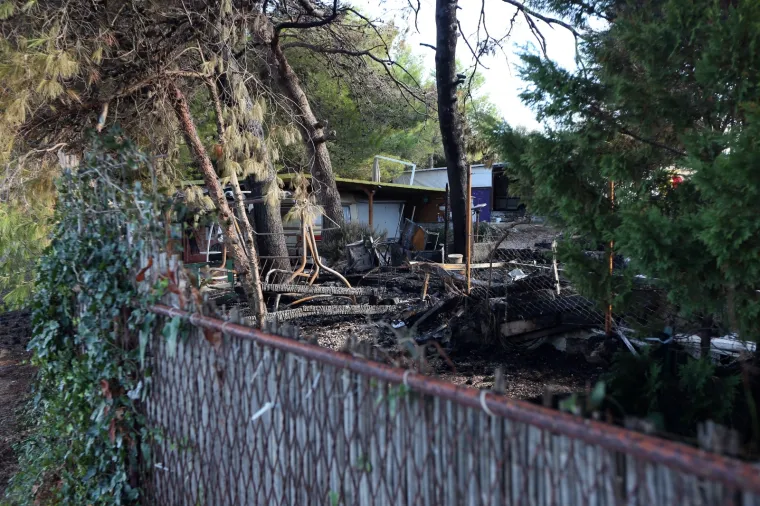 Zbog udara groma u auto kampu izgorjela kamp kućica i borovi oko nje