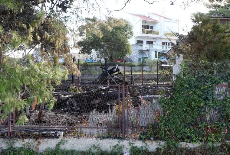 Zbog udara groma u auto kampu izgorjela kamp kućica i borovi oko nje