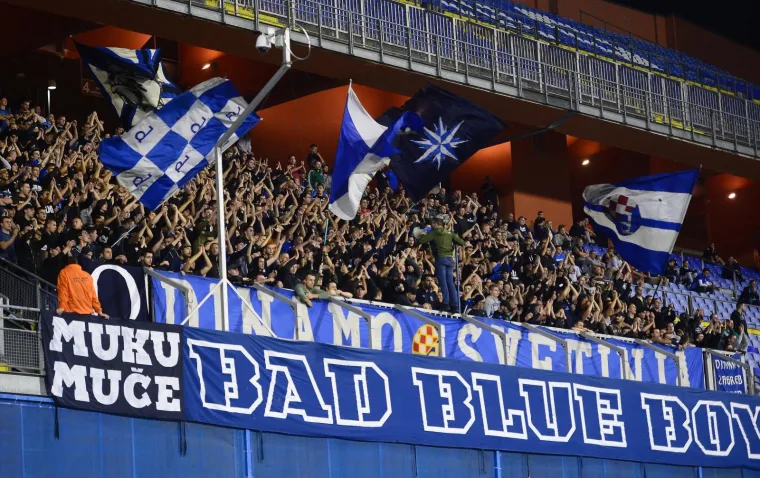 VATRENO NA TRIBINAMA: Navijači zapalili atmosferu na maksimirskom derbiju; podigli i poruke