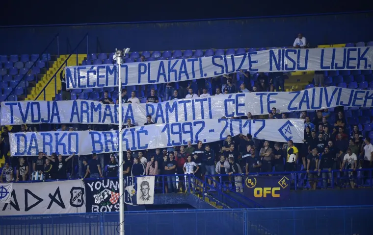 VATRENO NA TRIBINAMA: Navijači zapalili atmosferu na maksimirskom derbiju; podigli i poruke