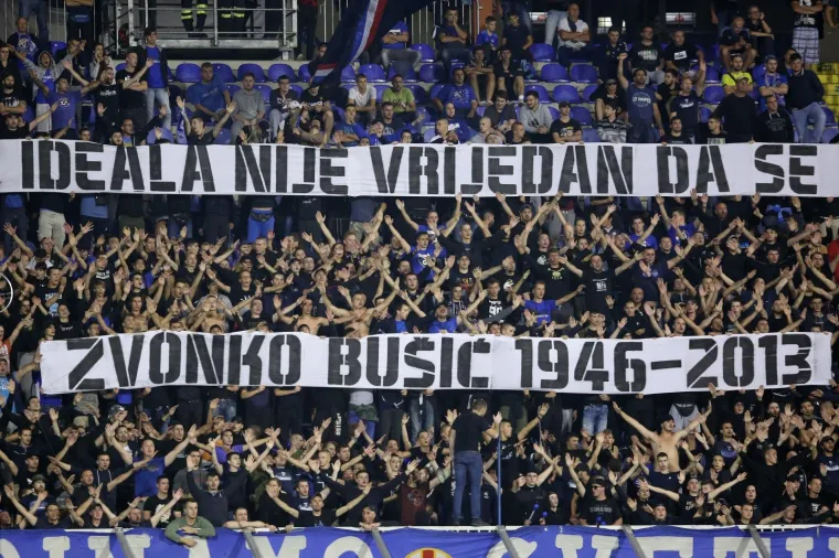 VATRENO NA TRIBINAMA: Navijači zapalili atmosferu na maksimirskom derbiju; podigli i poruke