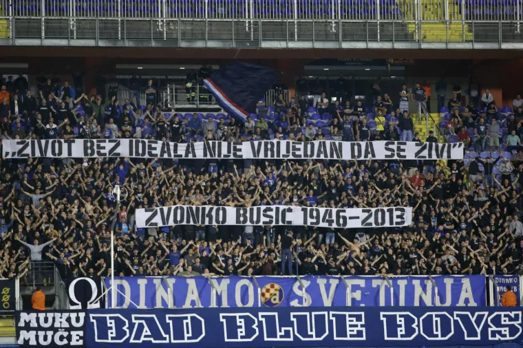 VATRENO NA TRIBINAMA: Navijači zapalili atmosferu na maksimirskom derbiju; podigli i poruke