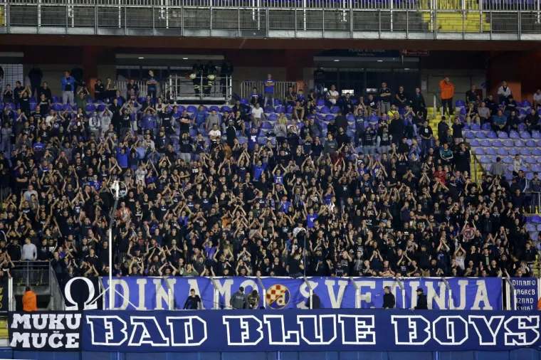 VATRENO NA TRIBINAMA: Navijači zapalili atmosferu na maksimirskom derbiju; podigli i poruke