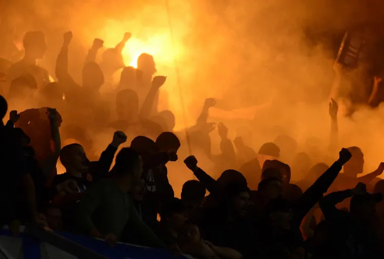 Jučer na Maksimiru na tribinama je bilo ne&scaron;to manje od 5,752 navijača, &scaron;to je službena brojka dvoboja, ali unatoč slabijoj posjećenosti derbiju na tribinama je bilo vatreno.