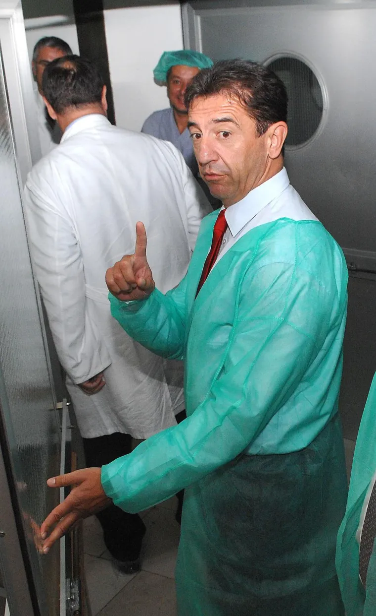 ŽENE GA ŽELE, ALI NE I HDZ: Darko Milinović gol zalijevao cvijeće, dragao mace i tjerao pčele