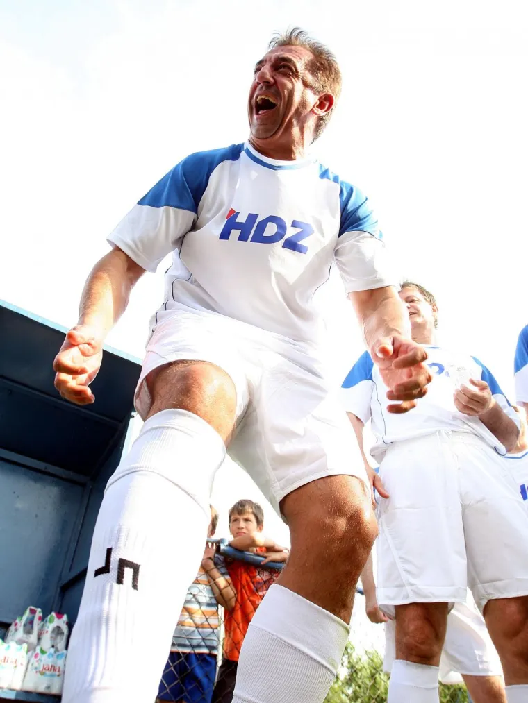 ŽENE GA ŽELE, ALI NE I HDZ: Darko Milinović gol zalijevao cvijeće, dragao mace i tjerao pčele