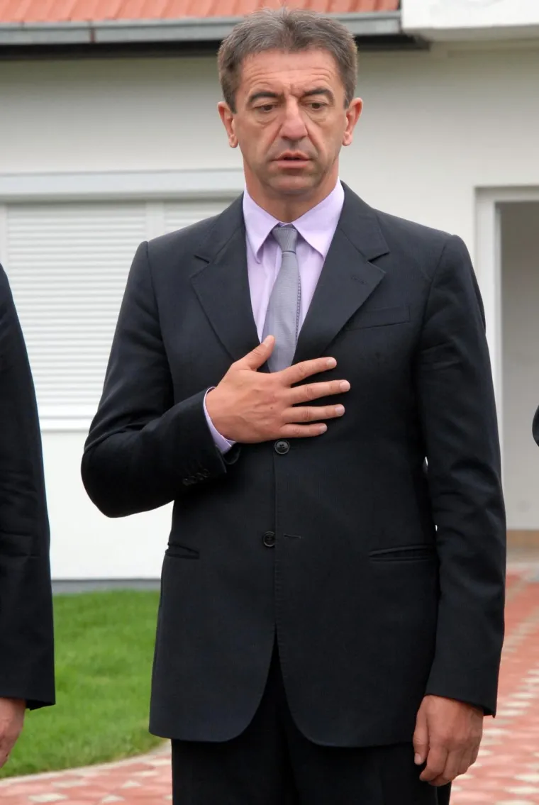 ŽENE GA ŽELE, ALI NE I HDZ: Darko Milinović gol zalijevao cvijeće, dragao mace i tjerao pčele