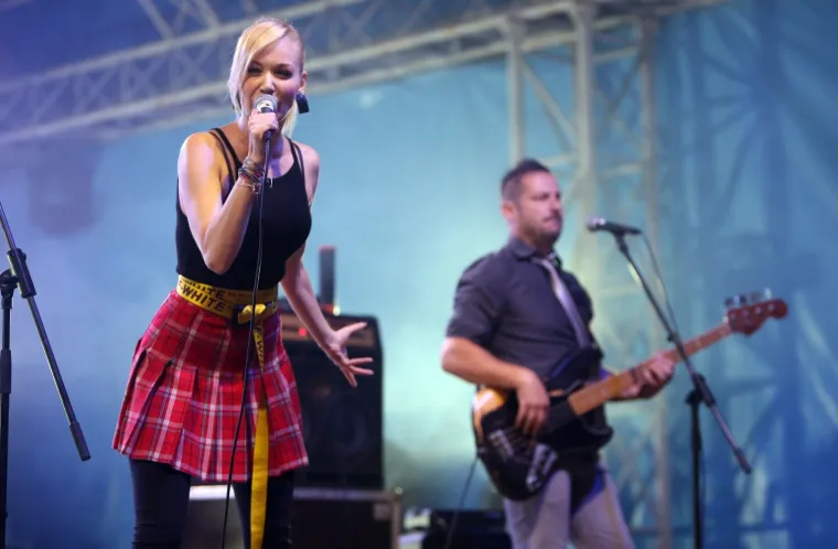 JELENA ROZGA KAO VRUĆA &Scaron;KOLARKA: Inspirirana povratkom u &scaron;kolske klupe raspametila karlovačku publiku