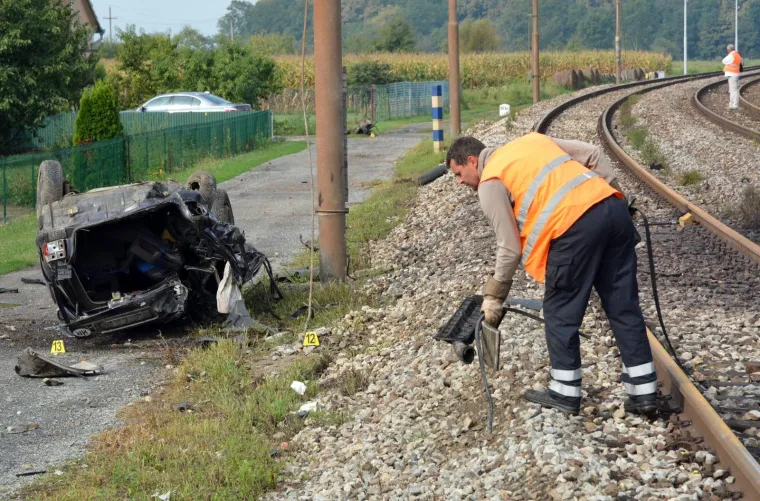 Jedna osoba smrtno stradala u naletu vlaka na automobil u Donjim Andrijevcima