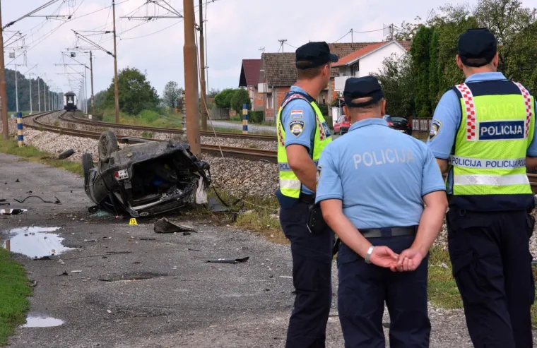 Jedna osoba smrtno stradala u naletu vlaka na automobil u Donjim Andrijevcima