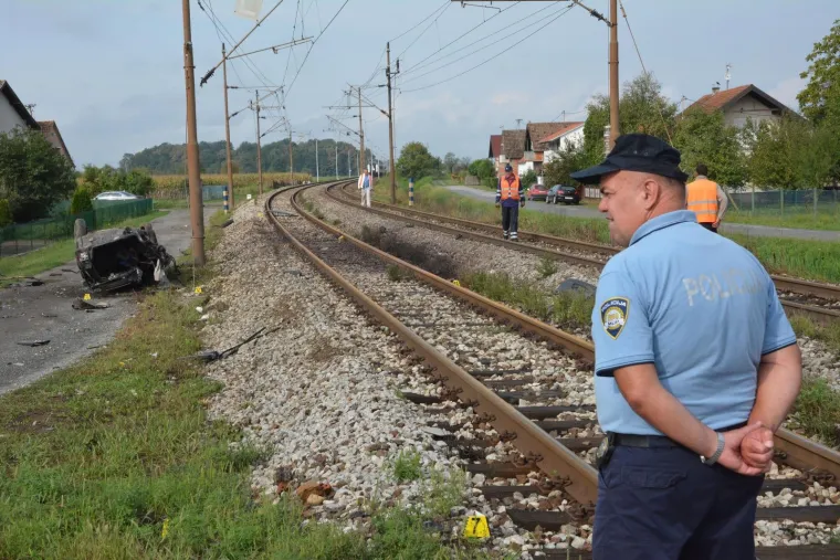 Jedna osoba smrtno stradala u naletu vlaka na automobil u Donjim Andrijevcima