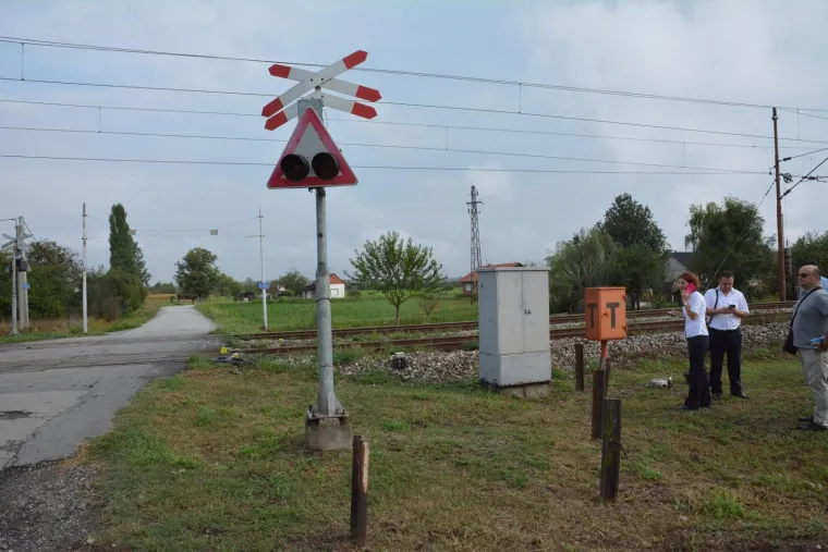 U naletu vlaka na automobil poginuo je 38-godi&scaron;njak, otac dvoje male djece