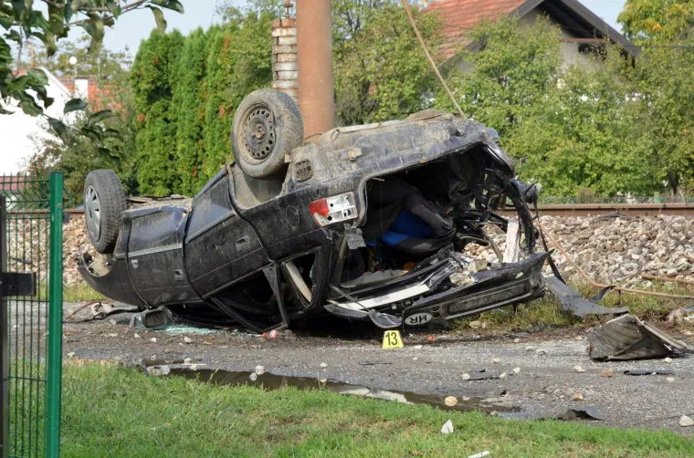 TRAGEDIJA U SLAVONIJI: U naletu vlaka na automobil poginuo otac dvoje djece