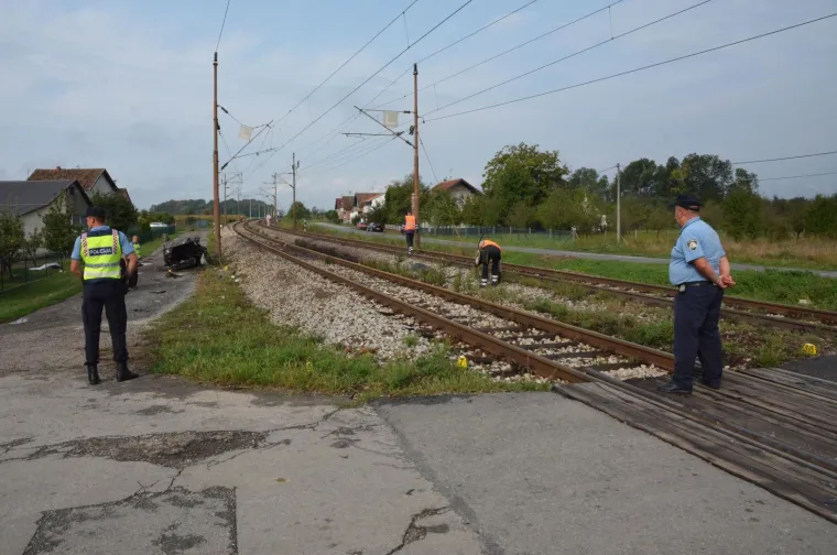 TRAGEDIJA U SLAVONIJI: U naletu vlaka na automobil poginuo otac dvoje djece