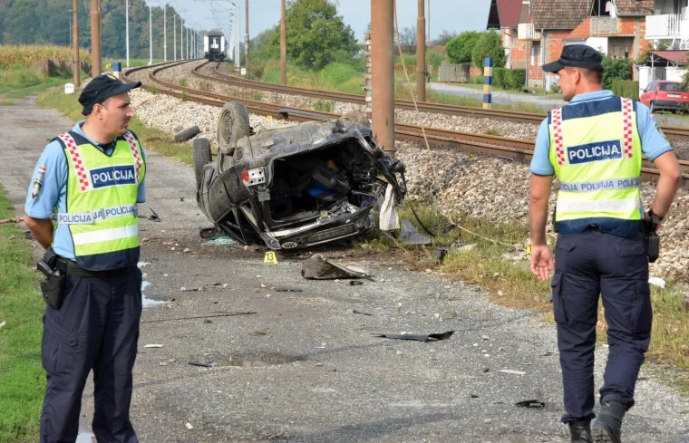TRAGEDIJA U SLAVONIJI: U naletu vlaka na automobil poginuo otac dvoje djece
