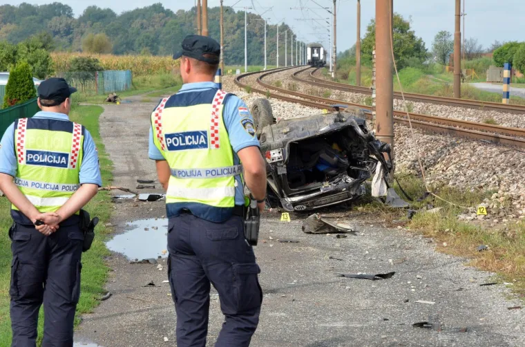 TRAGEDIJA U SLAVONIJI: U naletu vlaka na automobil poginuo otac dvoje djece