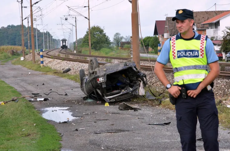 TRAGEDIJA U SLAVONIJI: U naletu vlaka na automobil poginuo otac dvoje djece